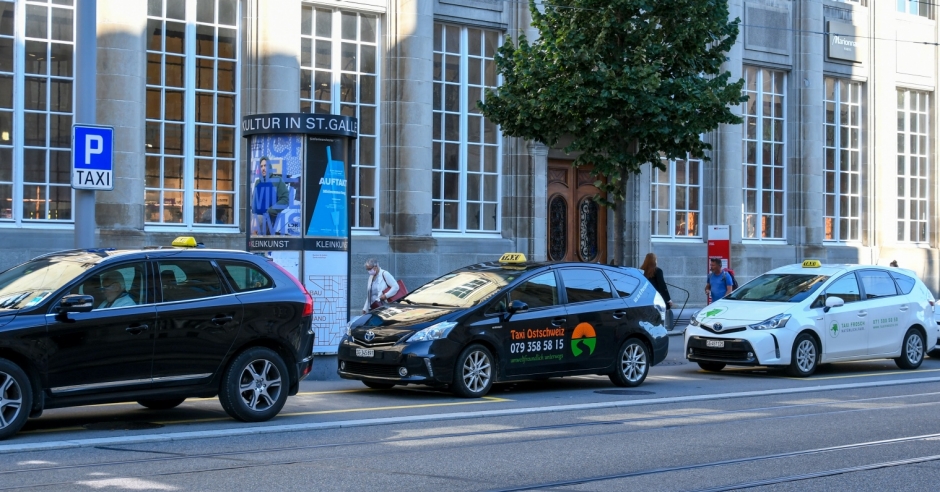 Symbolbild: Taxis vor dem Bahnhof St.Gallen